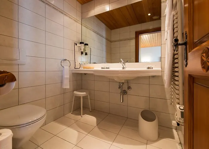 Swiss Chalet-style Walliser Spycher 3* רידראלפ