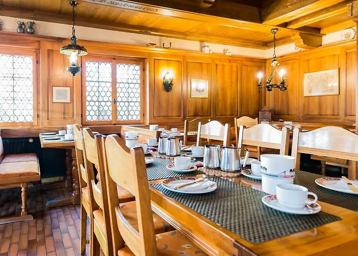 Swiss Chalet-style Walliser Spycher רידראלפ