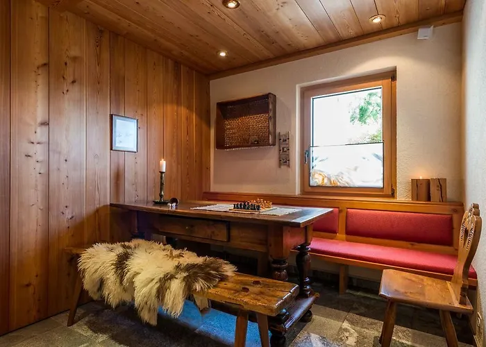 Swiss Chalet-style Walliser Spycher רידראלפ