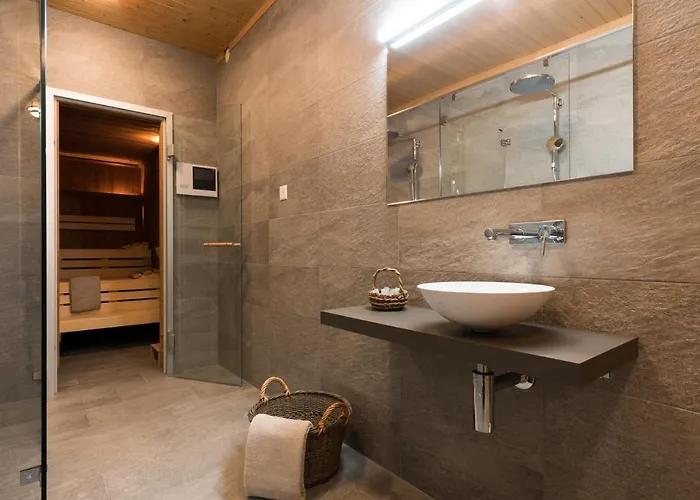 Swiss Chalet-style Walliser Spycher מלון