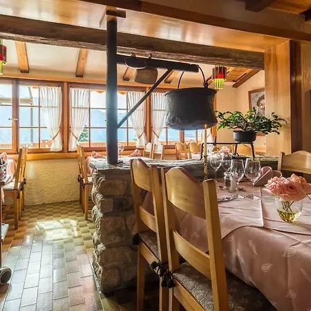 Swiss Chalet-style Walliser Spycher 호텔 리더알프