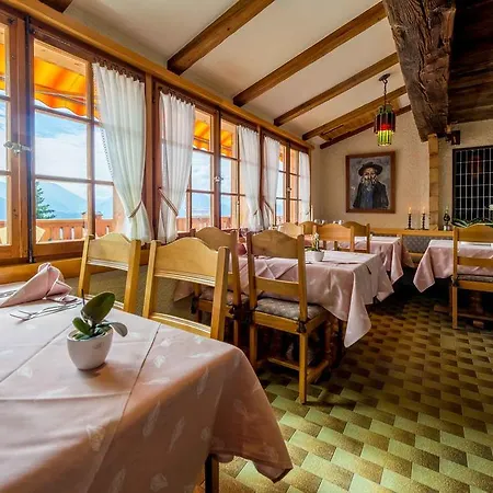 Swiss Chalet-style Walliser Spycher 리더알프