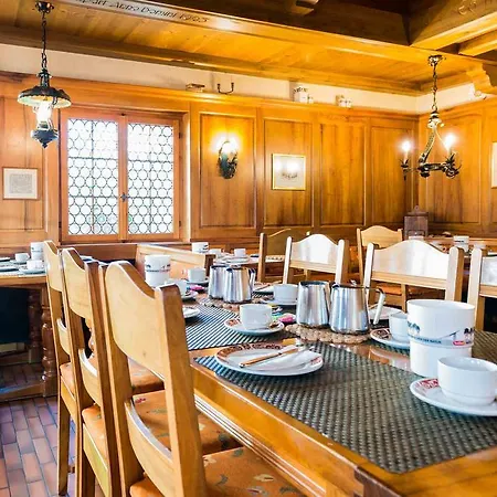 Swiss Chalet-style Walliser Spycher 리더알프