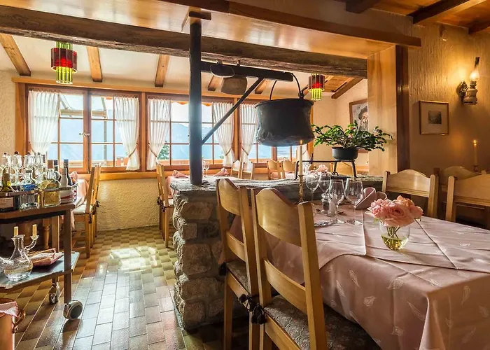 Swiss Chalet-style Walliser Spycher ホテル リーデラルプ